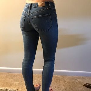 LUCKY BRAND SKINNY JEANS FRAYED ANKLES